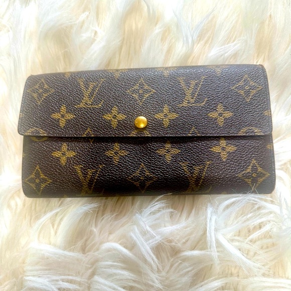 Authentic Louis Vuitton Sarah Wallet with chain